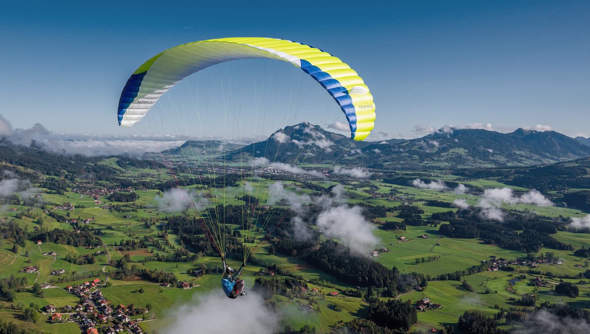 ADVANCE ALPHA 8 DLS im Flug über dem Berner Oberland